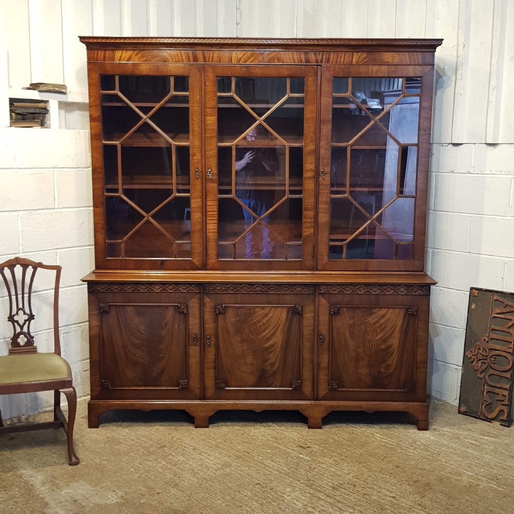HANDSOME ANTIQUE EDWARDIAN CHIPPENDALE MAHOGANY BOOKCASE ON CUPBOARD C1900