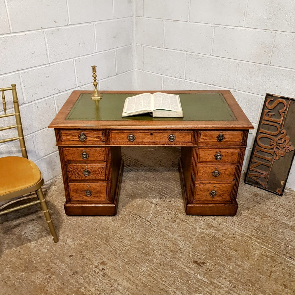 AN ANTIQUE EDWARDIAN OAK TWIN PEDESTAL DESK 