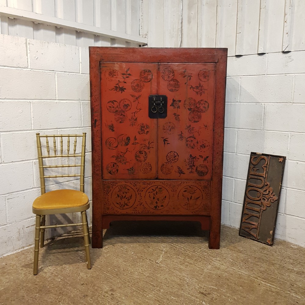AN ANTIQUE EARLY 20th CENTURY CHINESE PAINTED CUPBOARD IN ELM C1900