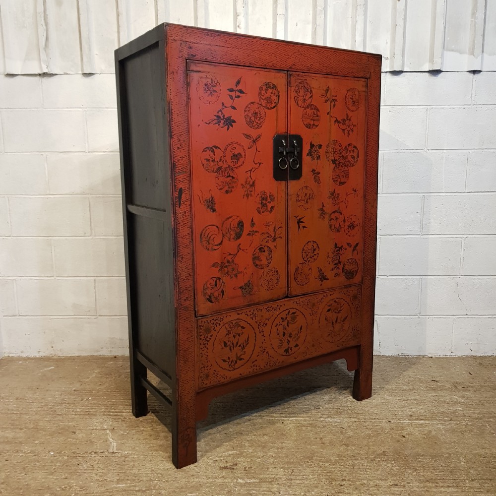 AN ANTIQUE EARLY 20th CENTURY CHINESE PAINTED CUPBOARD IN ELM C1900 View II