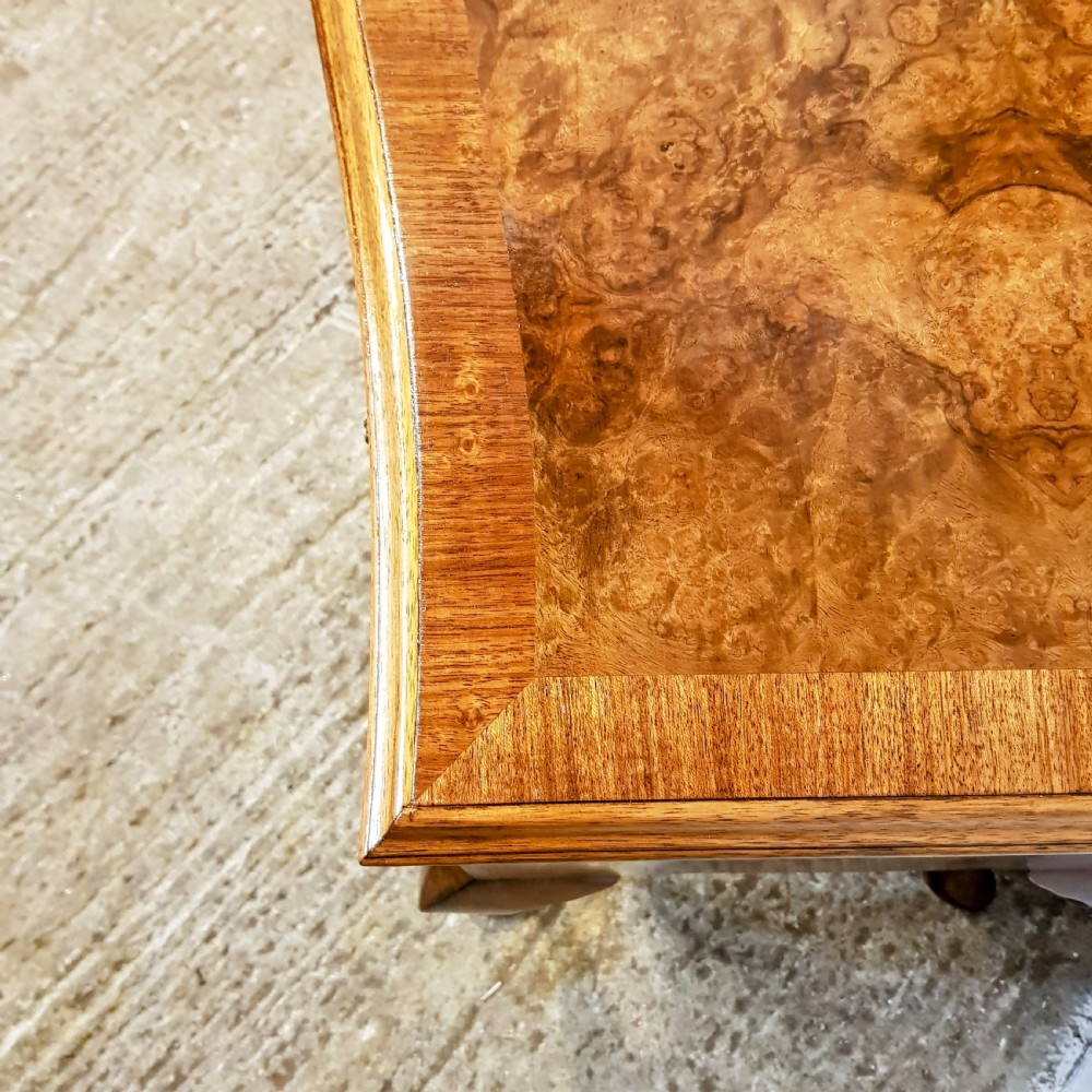 AN ANTIQUE BURR WALNUT SERPENTINE FRONTED DRESSING TABLE C1920 View VIII