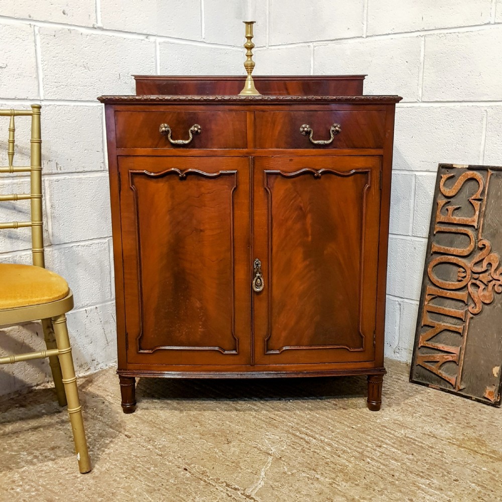 AN ANTIQUE EDWARDIAN MAHOGANY BOW FRONTED CABINET