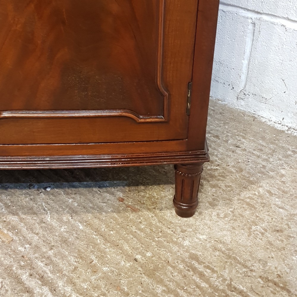 AN ANTIQUE EDWARDIAN MAHOGANY BOW FRONTED CABINET View V