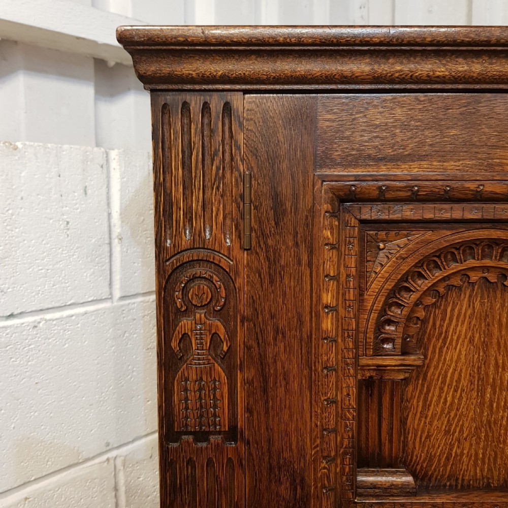 AN ANTIQUE OAK GENTLEMAN'S FITTED SMALL WARDROBE C1920 View III