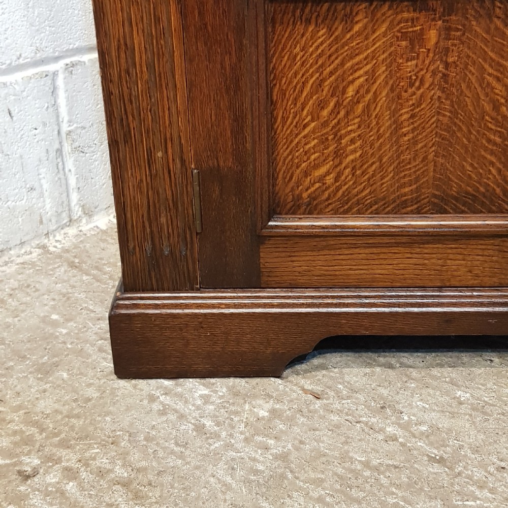 AN ANTIQUE OAK GENTLEMAN'S FITTED SMALL WARDROBE C1920 View V