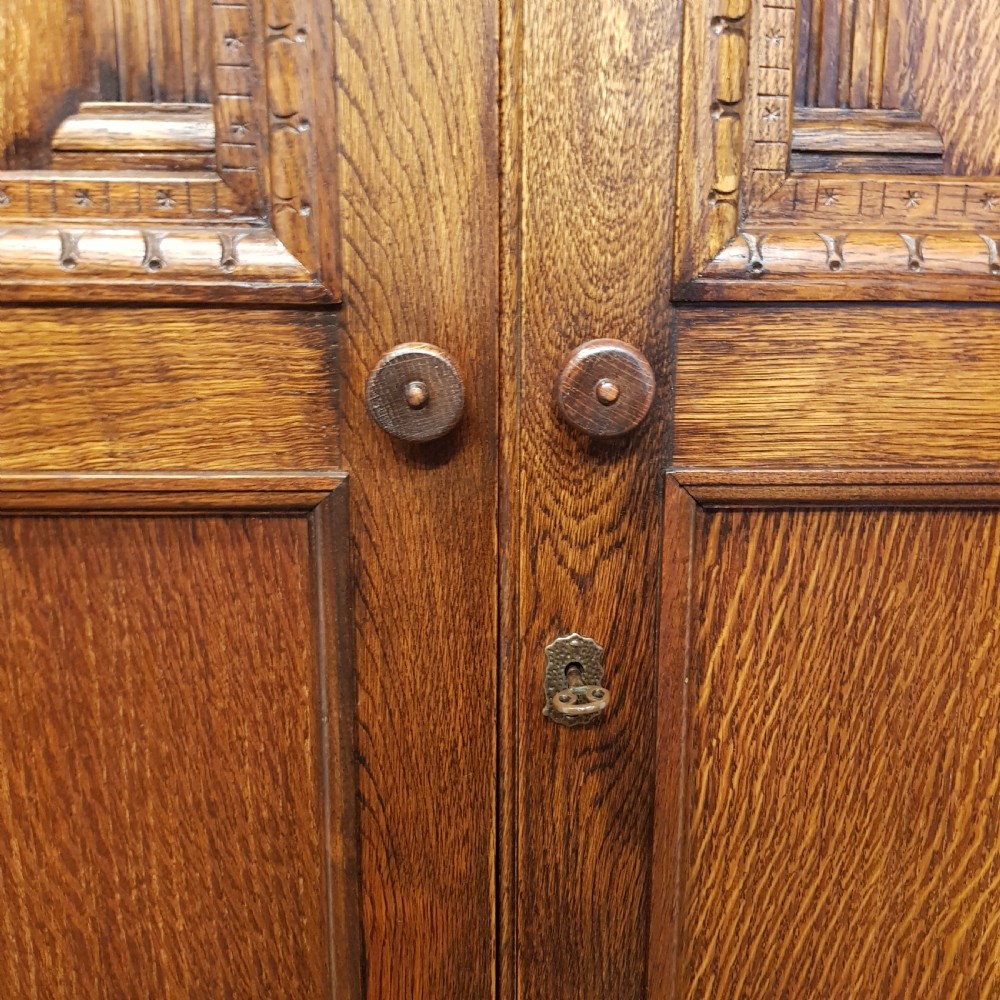 AN ANTIQUE OAK GENTLEMAN'S FITTED SMALL WARDROBE C1920 View VII