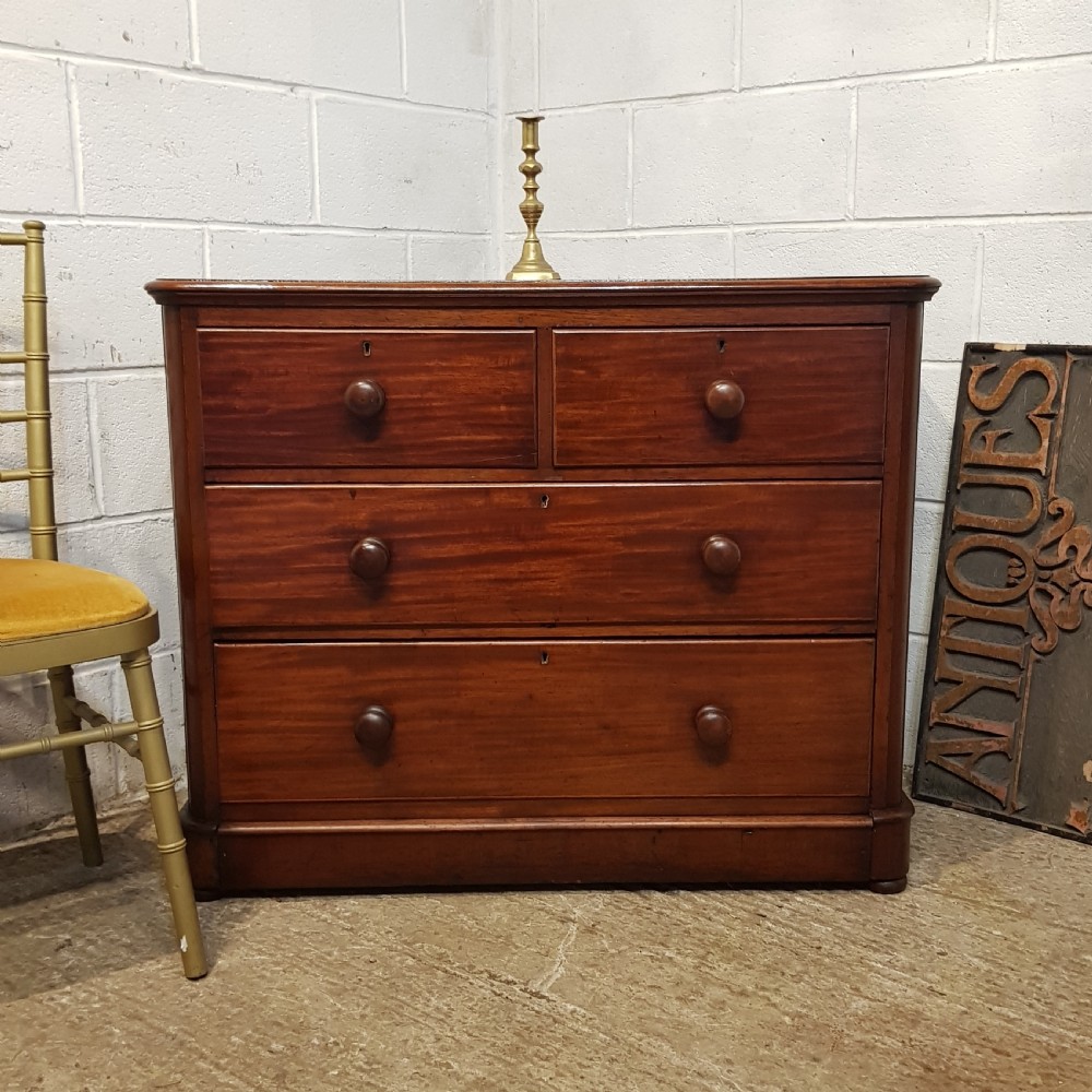 AN ANTIQUE VICTORIAN THREE HEIGHT CHEST OF DRAWERS C1880