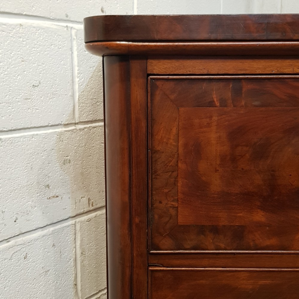 AN ANTIQUE VICTORIAN MAHOGANY 4 HEIGHT LARGE CHEST OF DRAWERS C1880 View II