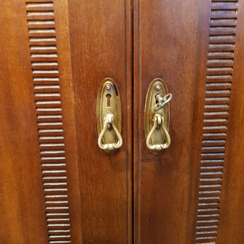 AN ANTIQUE EDWARDIAN MAHOGANY DOUBLE WARDROBE C1900 View II