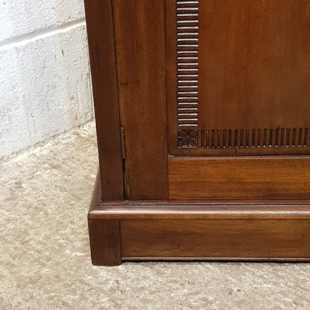 AN ANTIQUE EDWARDIAN MAHOGANY DOUBLE WARDROBE C1900 View III