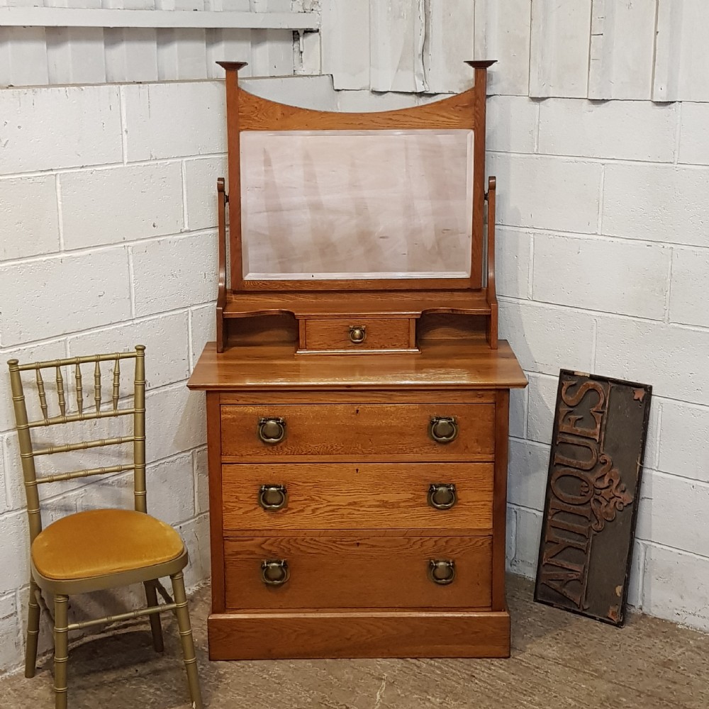 AN ANTIQUE EDWARDIAN OAK ARTS AND CRAFTS DRESSING CHEST C1910