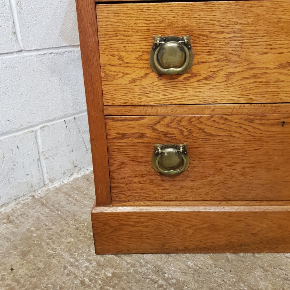 AN ANTIQUE EDWARDIAN OAK ARTS AND CRAFTS DRESSING CHEST C1910 View III