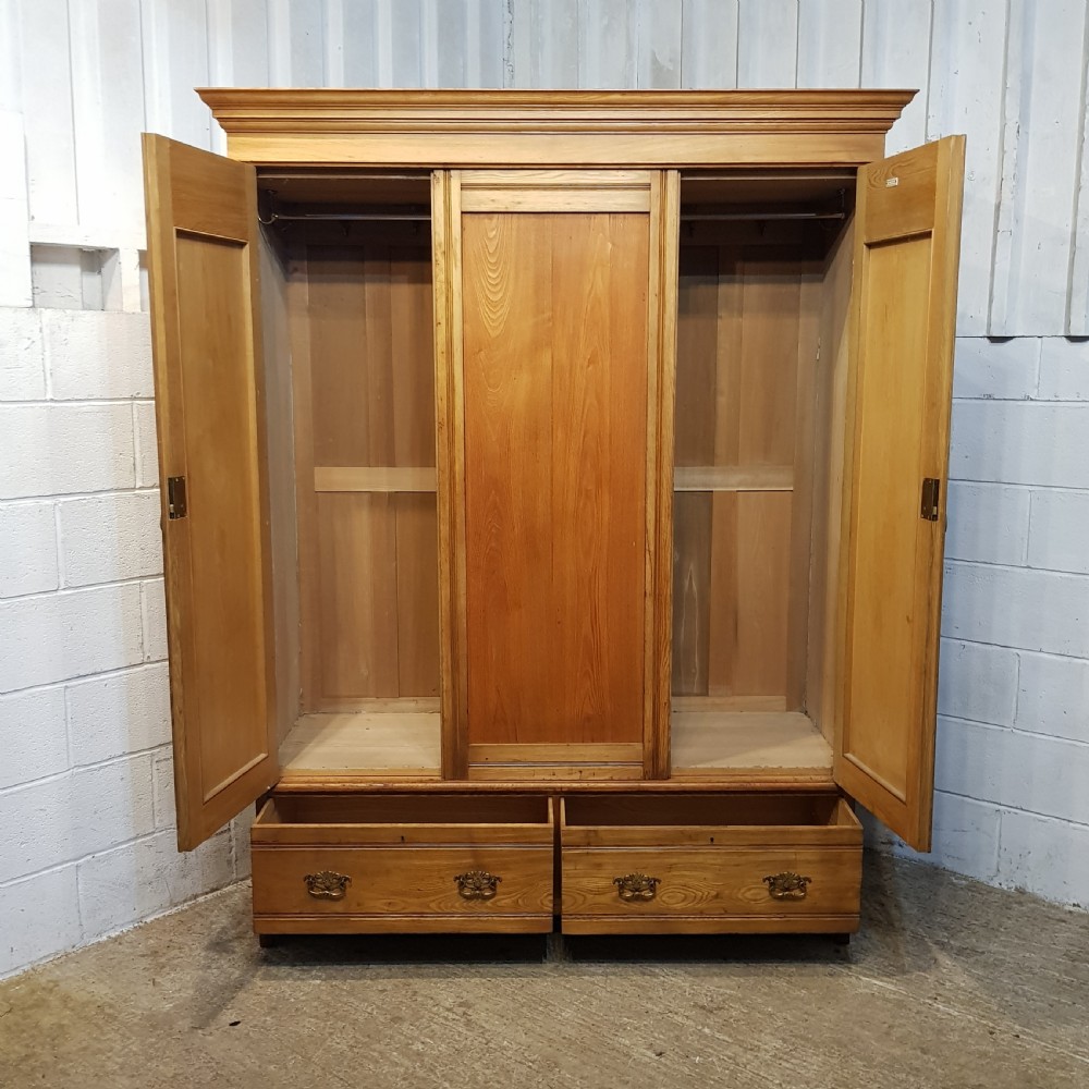 AN ANTIQUE EDWARDIAN ASH DOUBLE WARDROBE C1900 View II