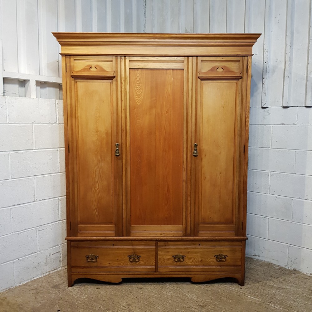 AN ANTIQUE EDWARDIAN ASH DOUBLE WARDROBE C1900 View III