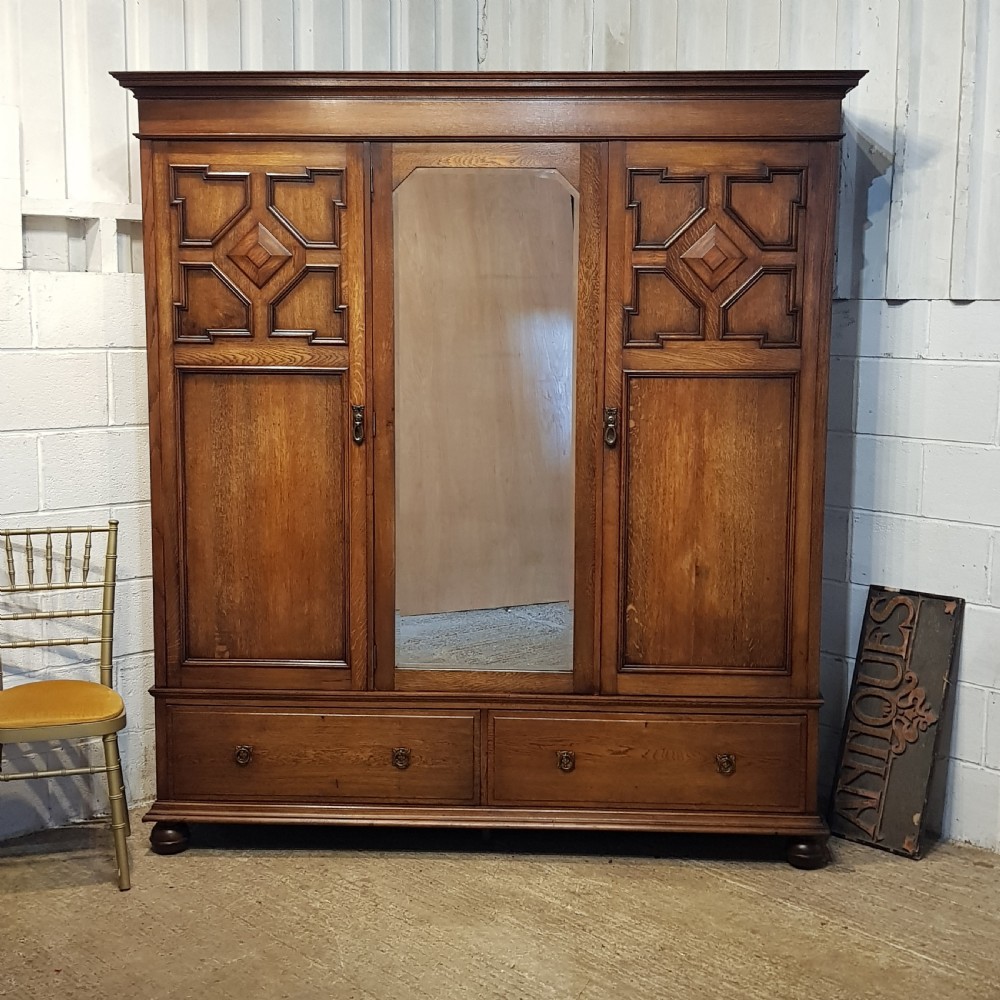 AN ANTIQUE EDWARDIAN OAK TRIPLE WARDROBE C1910