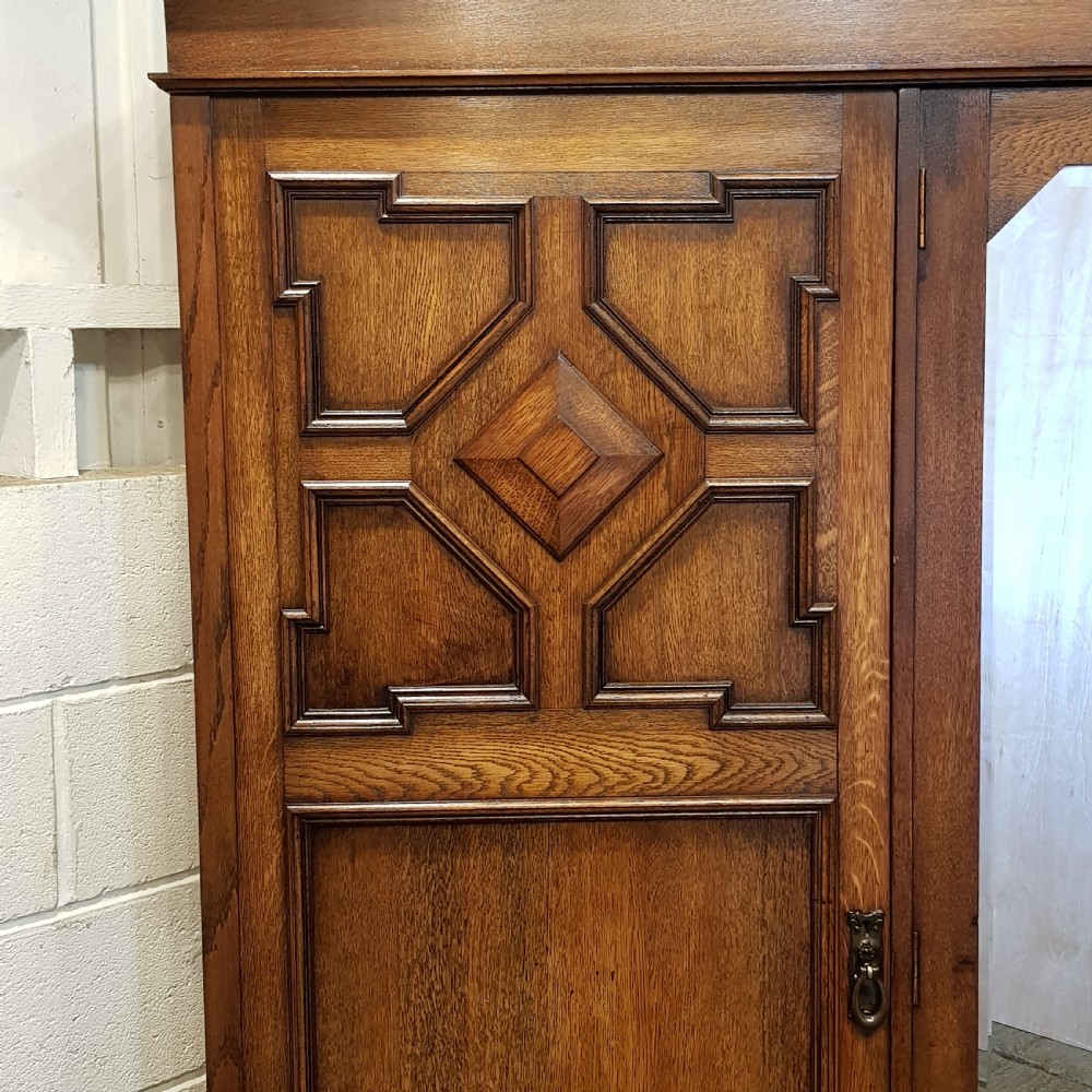 AN ANTIQUE EDWARDIAN OAK TRIPLE WARDROBE C1910 View IV