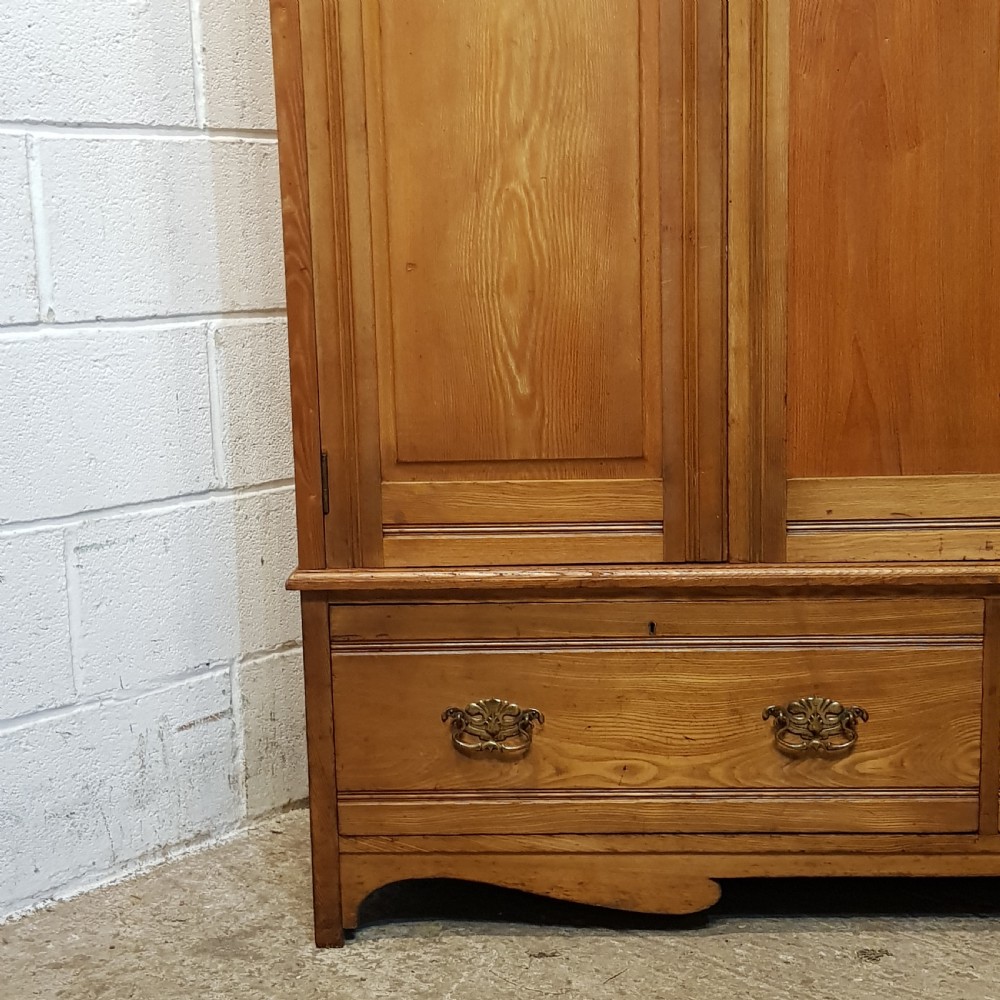 AN ANTIQUE EDWARDIAN OAK TRIPLE WARDROBE C1910 View V