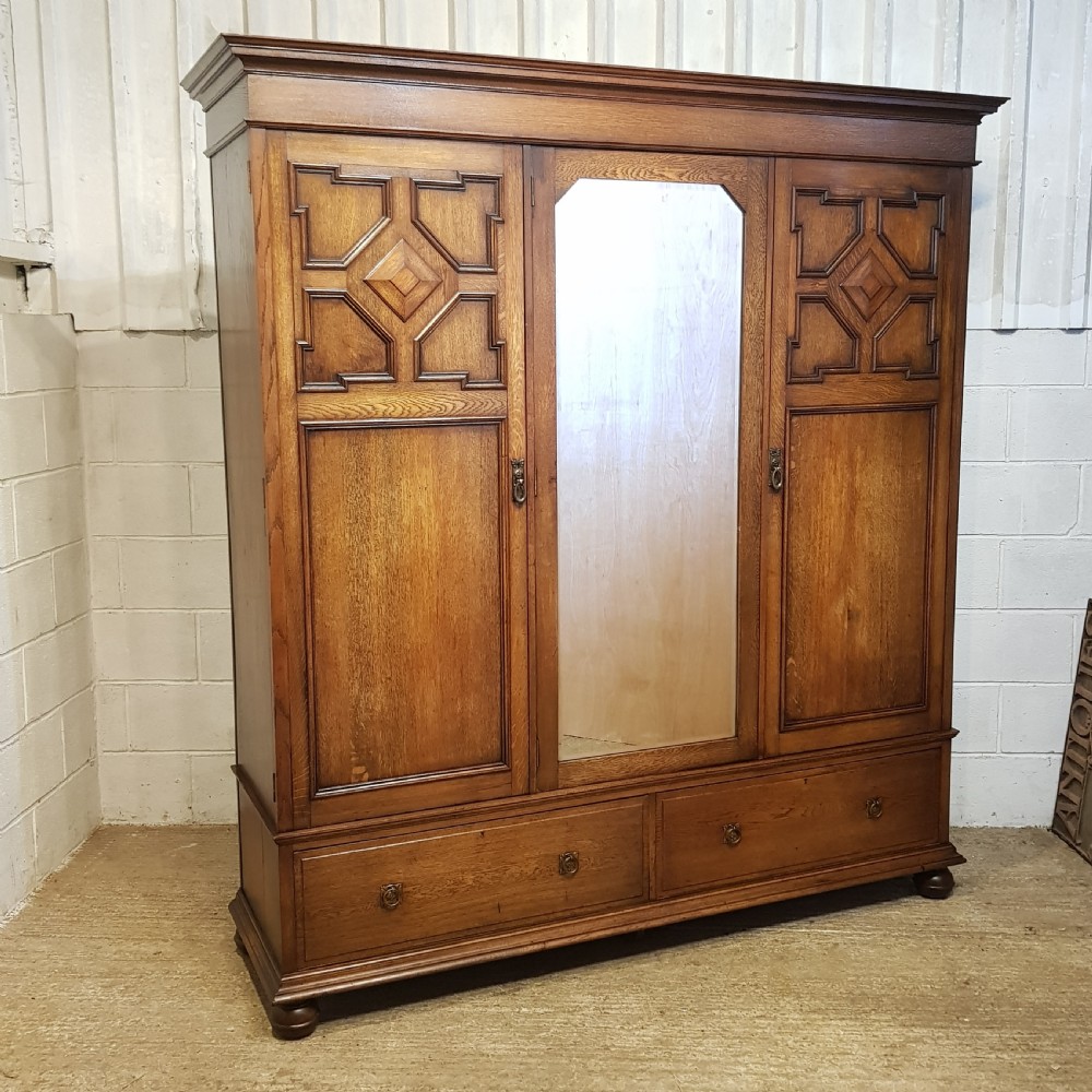 AN ANTIQUE EDWARDIAN OAK TRIPLE WARDROBE C1910 View VI