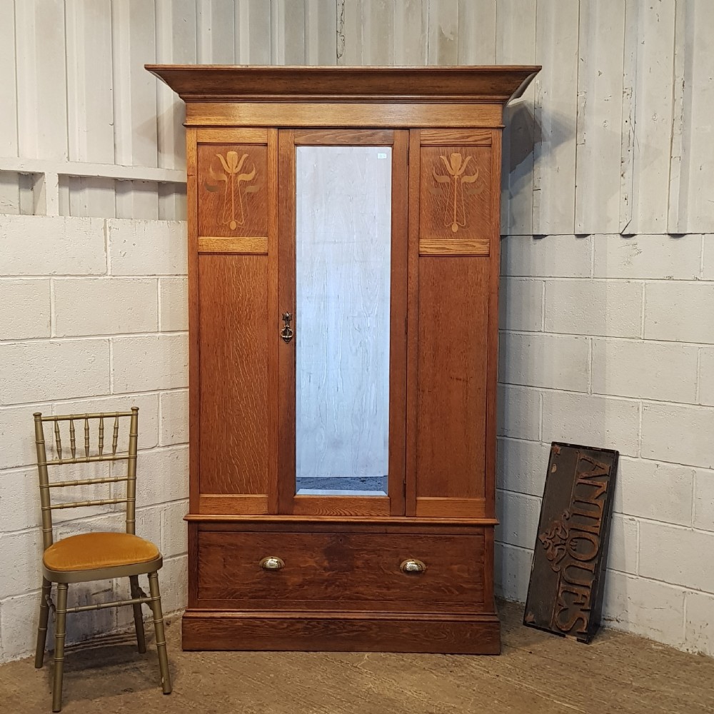 AN ANTIQUE EDWARDIAN OAK SINGLE ARTS AND CRAFTS WARDROBE 