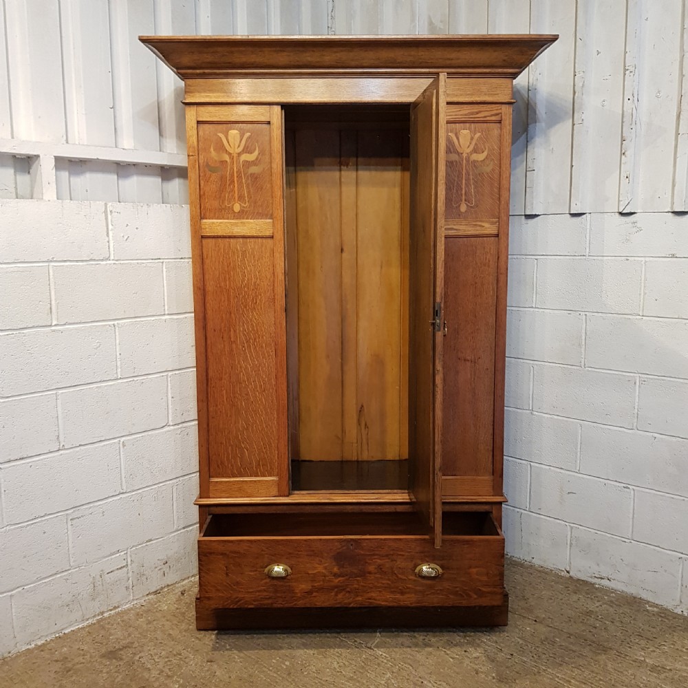 AN ANTIQUE EDWARDIAN OAK SINGLE ARTS AND CRAFTS WARDROBE  View IV