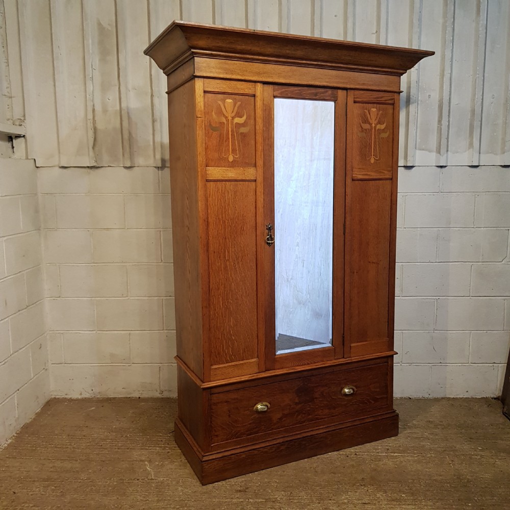 AN ANTIQUE EDWARDIAN OAK SINGLE ARTS AND CRAFTS WARDROBE  View V