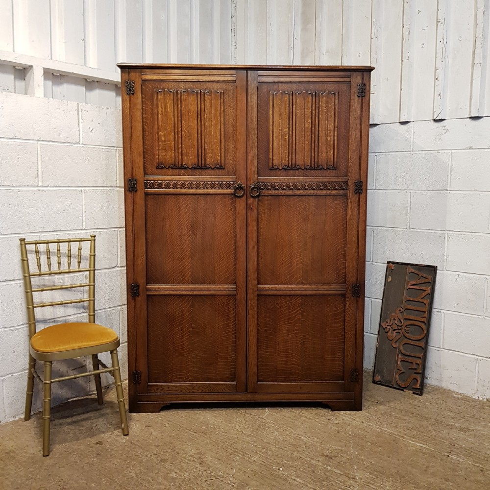 AN ANTIQUE 1920's OAK DOUBLE WARDROBE
