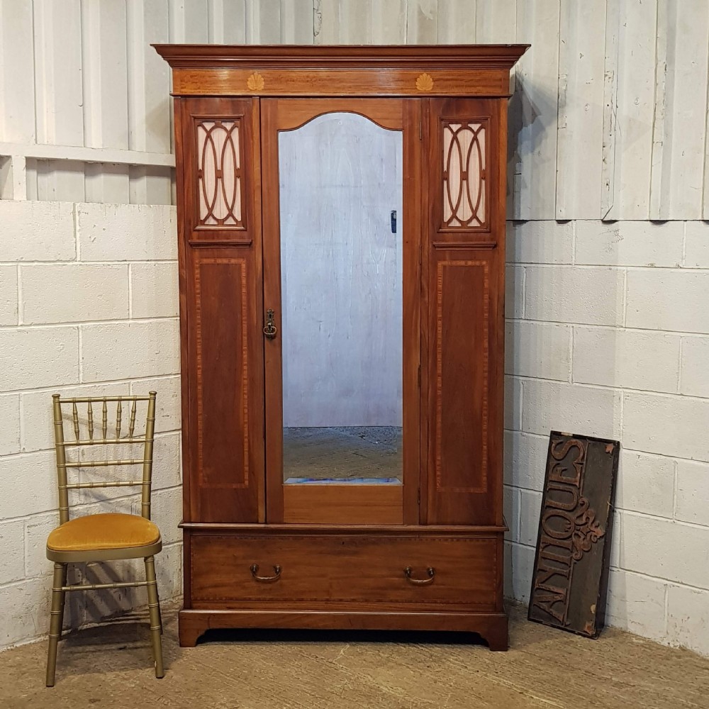 AN ANTIQUE EDWARDIAN MAHOGANY SINGLE WARDROBE C1900