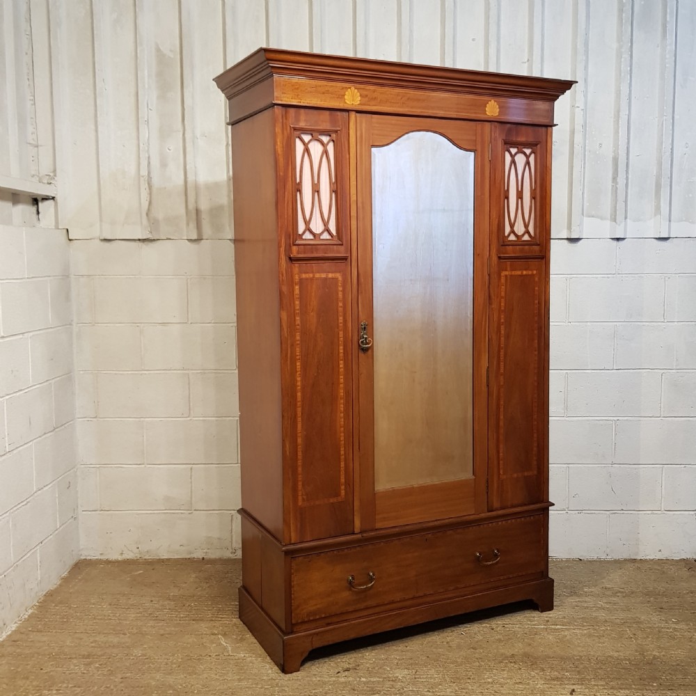 AN ANTIQUE EDWARDIAN MAHOGANY SINGLE WARDROBE C1900 View III