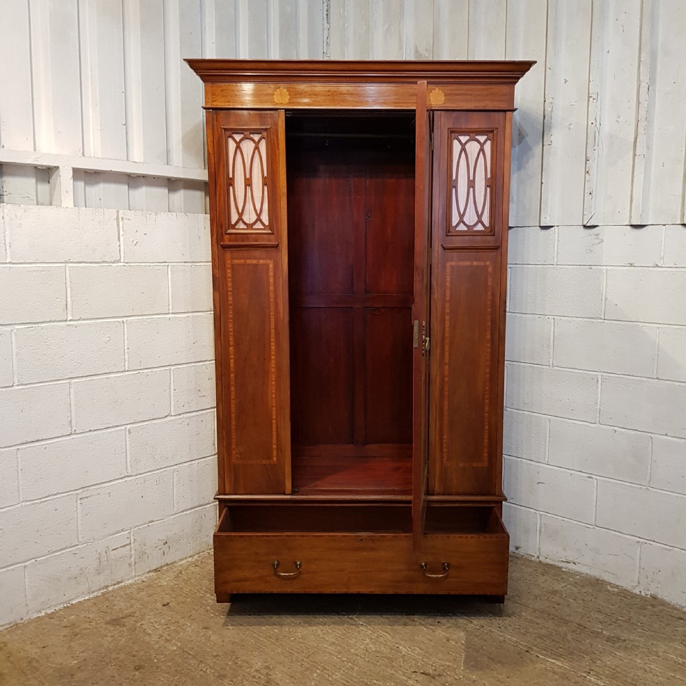 AN ANTIQUE EDWARDIAN MAHOGANY SINGLE WARDROBE C1900 View V