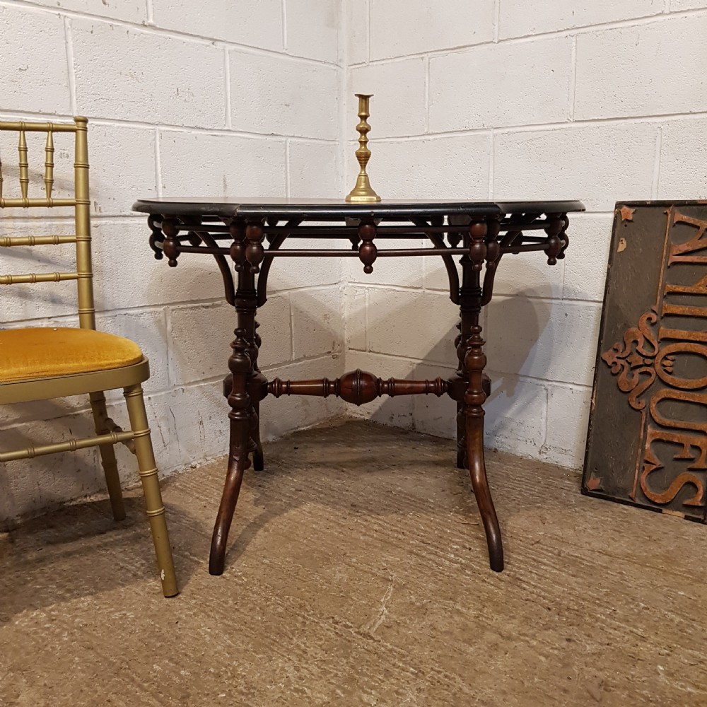 AN ANTIQUE LATE VICTORIAN WALNUT OCCASIONAL TABLE C1890