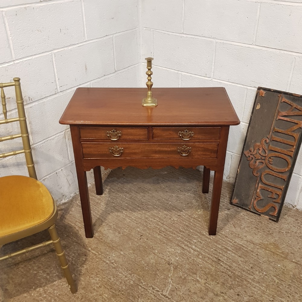 AN ANTIQUE GEORGE 3rd MAHOGANY LOWBOY C1790