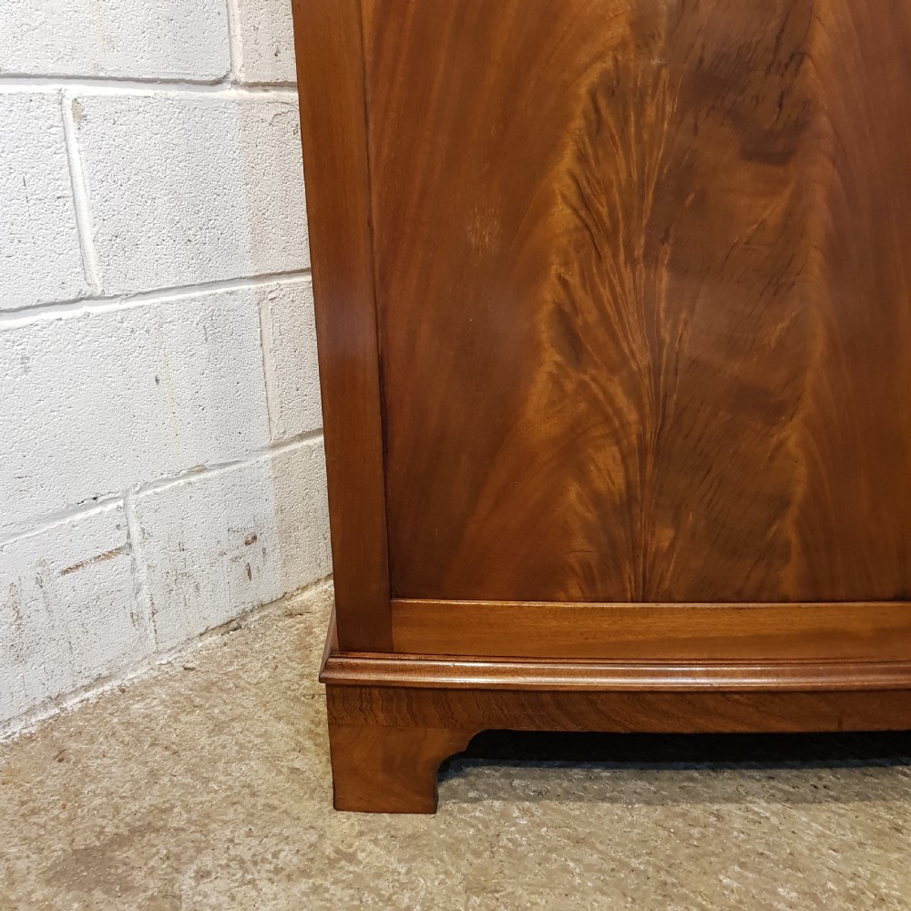 AN ANTIQUE LATE VICTORIAN MAHOGANY BOW FRONTED DOUBLE WARDROBE C1900 View VI