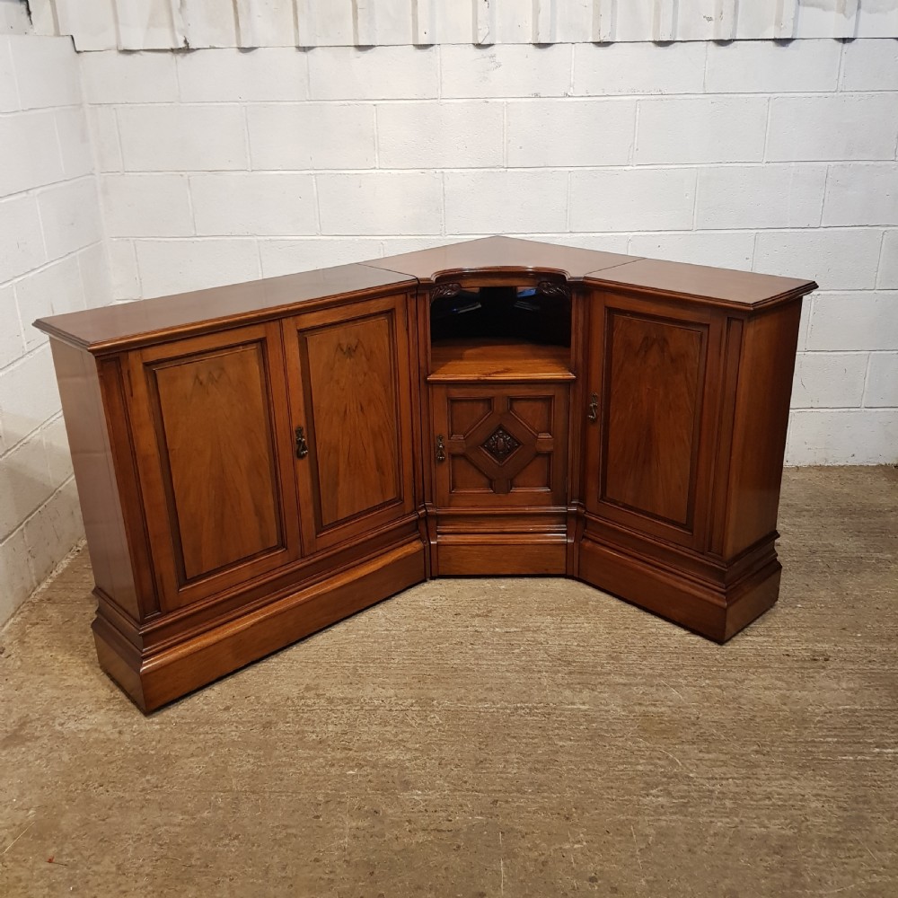 AN ANTIQUE LATE VICTORIAN WALNUT CORNER CUPBOARD C1890