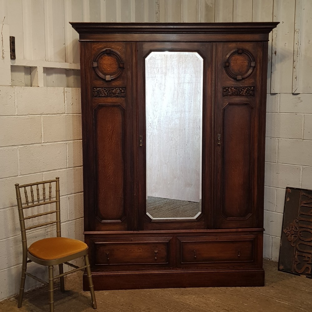 AN ANTIQUE EDWARDIAN OAK TRIPLE WARDROBE C1900