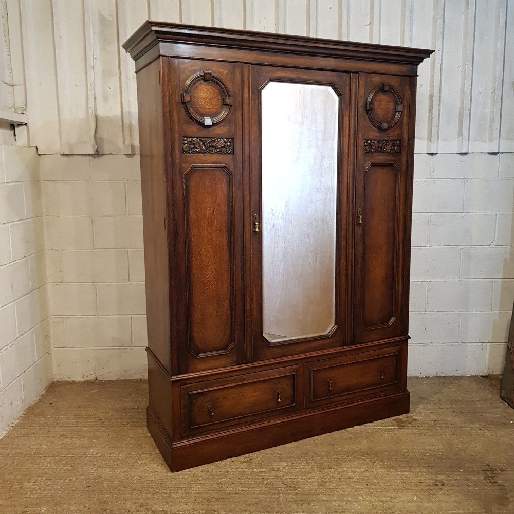 AN ANTIQUE EDWARDIAN OAK TRIPLE WARDROBE C1900 View III