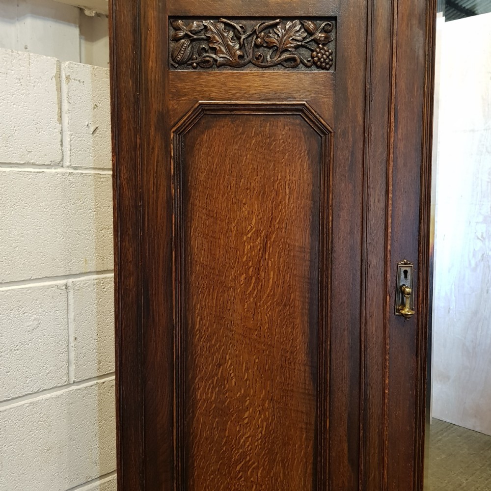 AN ANTIQUE EDWARDIAN OAK TRIPLE WARDROBE C1900 View IV