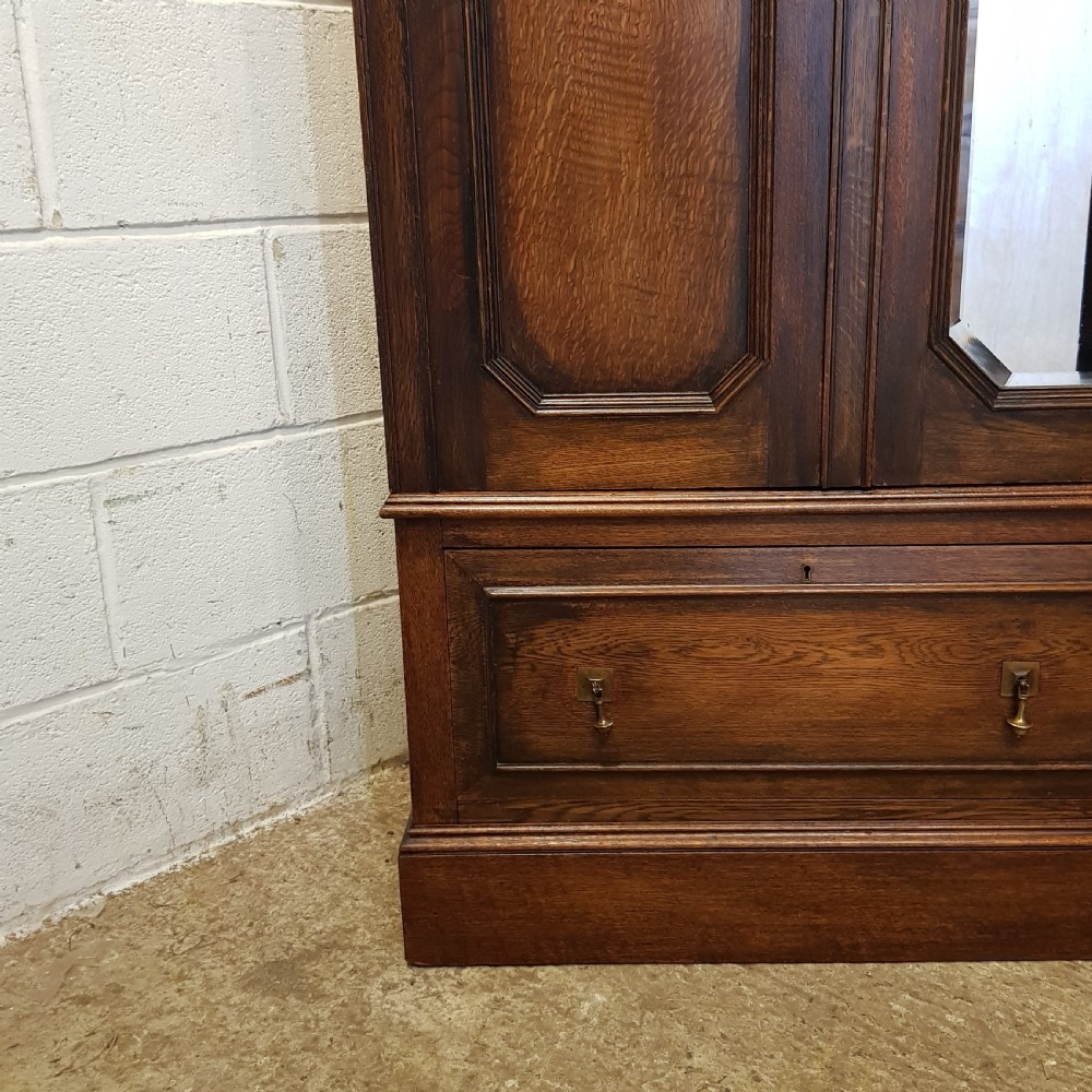 AN ANTIQUE EDWARDIAN OAK TRIPLE WARDROBE C1900 View V