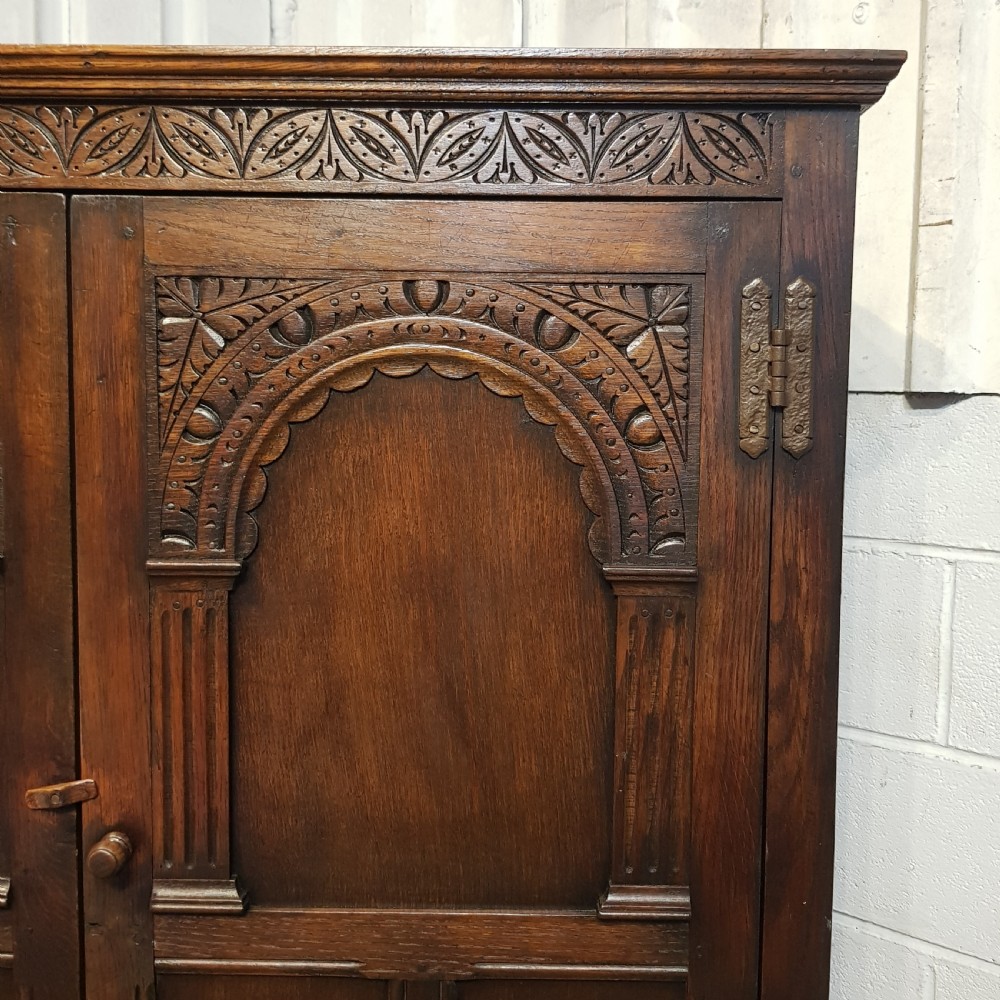 AN ANTIQUE OAK CARVED DOUBLE WARDROBE C1920 View VI