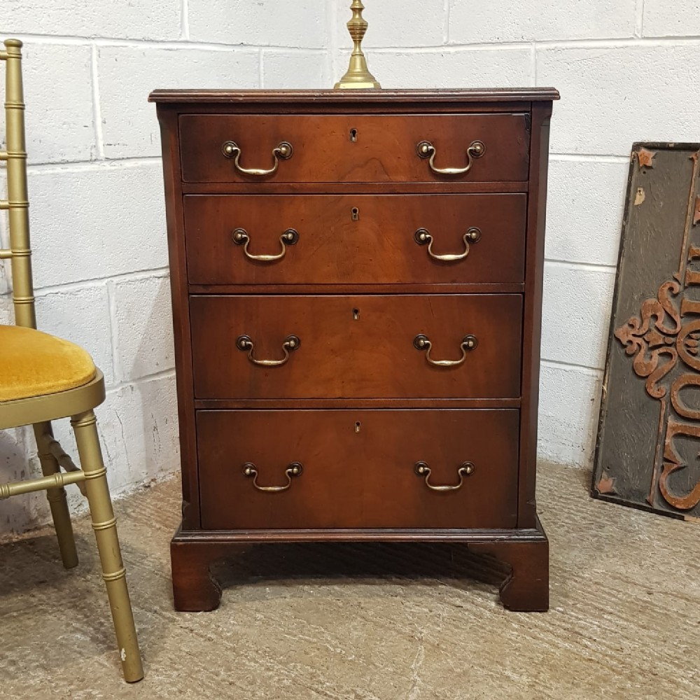 AN ANTIQUE SMALL MAHOGANY FOUR HEIGHT CHEST OF DRAWERS C1890