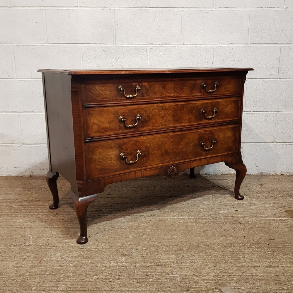 AN ANTIQUE OAK AND BURR WALNUT THREE HEIGHT CHEST OF DRAWERS C1920