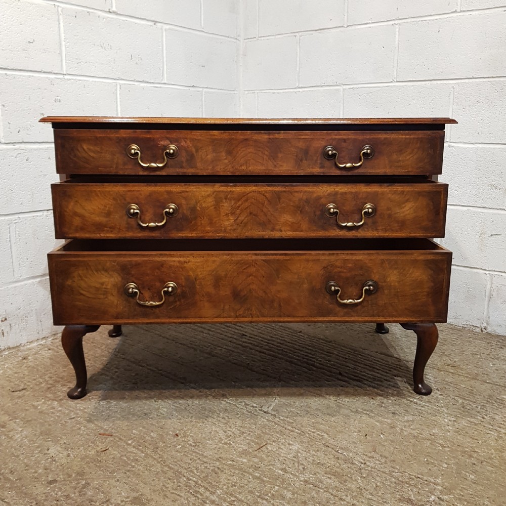 AN ANTIQUE OAK AND BURR WALNUT THREE HEIGHT CHEST OF DRAWERS C1920 View II