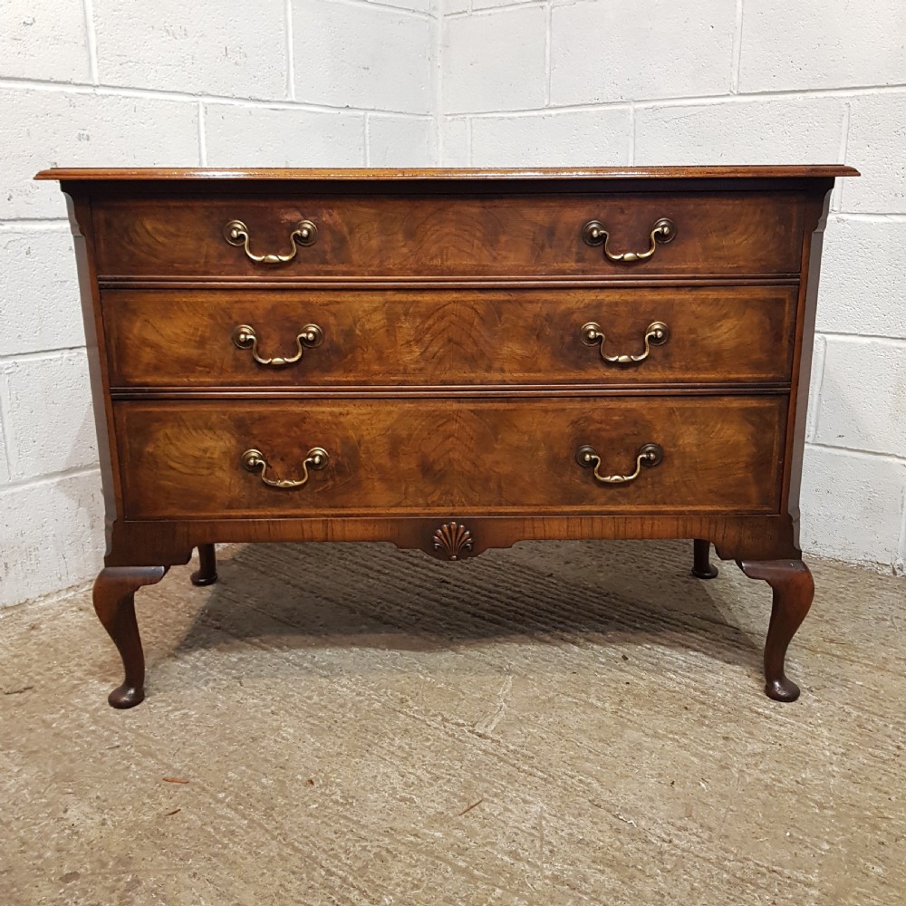 AN ANTIQUE OAK AND BURR WALNUT THREE HEIGHT CHEST OF DRAWERS C1920 View III