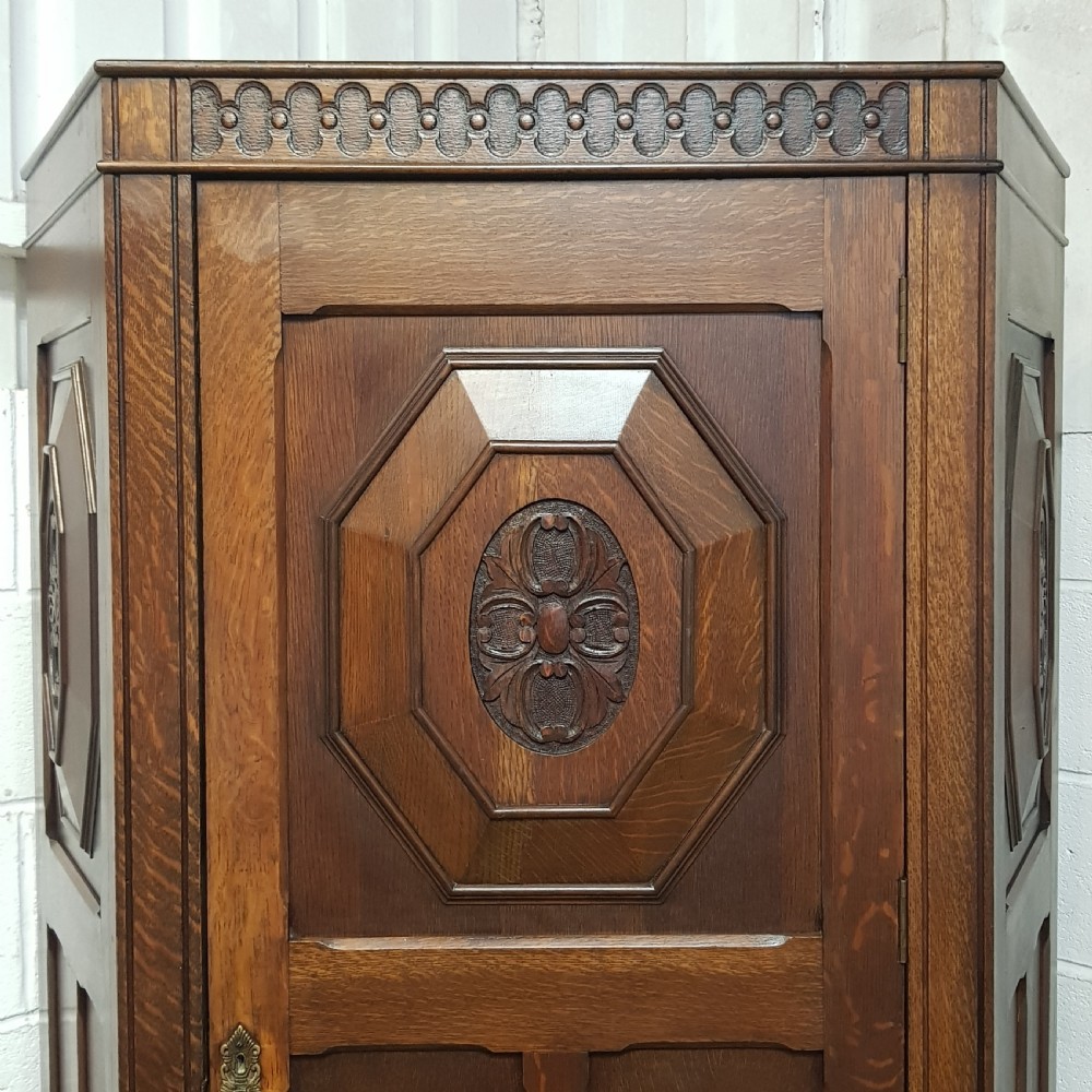 AN ANTIQUE OAK HALL WARDROBE C1920 View III