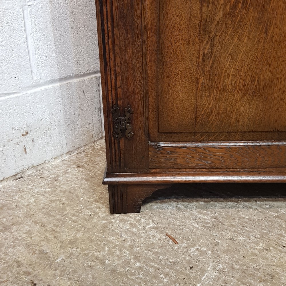 AN ANTIQUE DOUBLE OAK WARDROBE C1920 View III