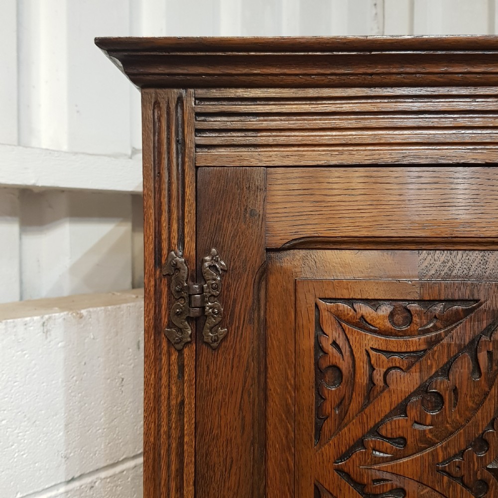 AN ANTIQUE DOUBLE OAK WARDROBE C1920 View VI