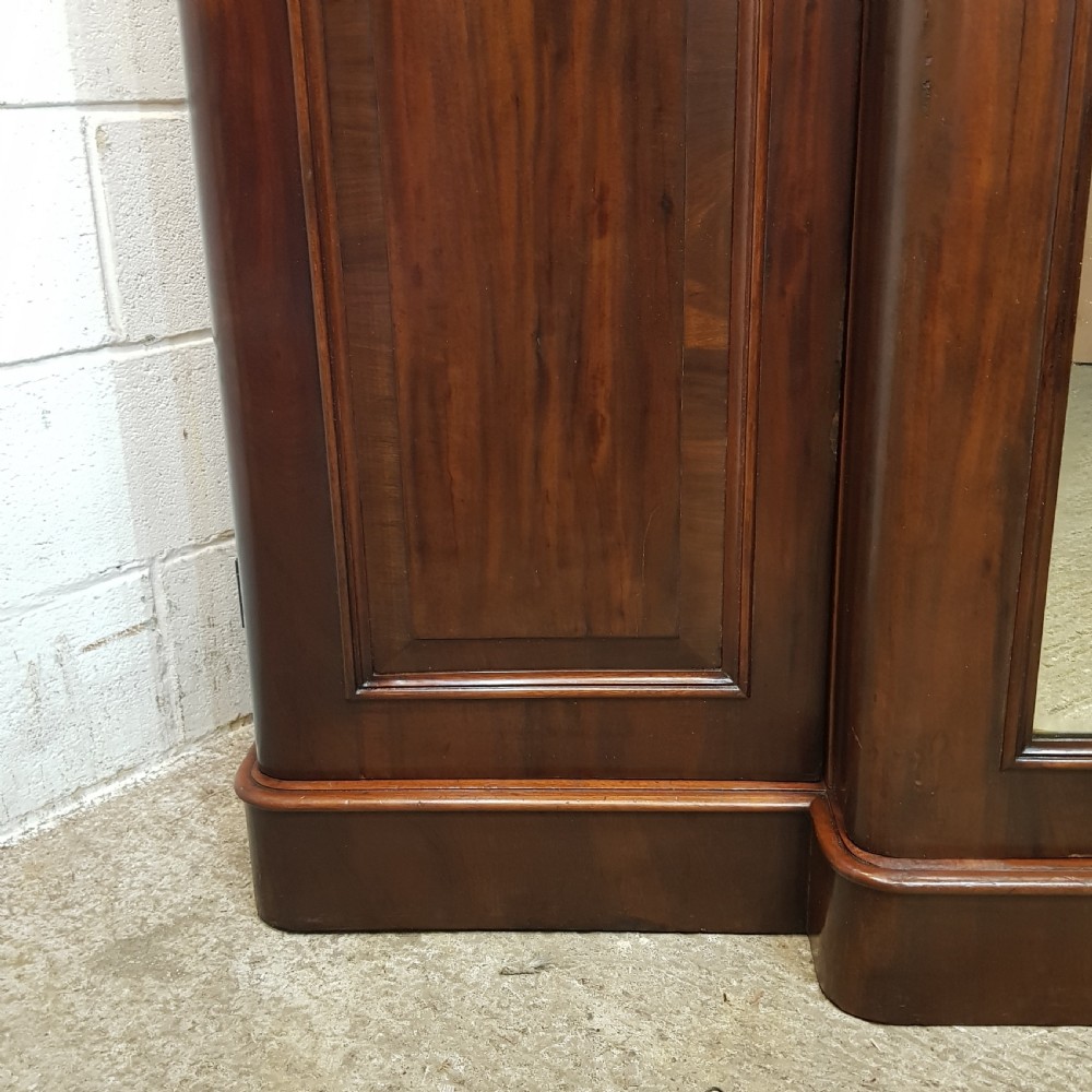 AN ANTIQUE VICTORIAN MAHOGANY BREAKFRONT TRIPLE WARDROBE C1860 View III