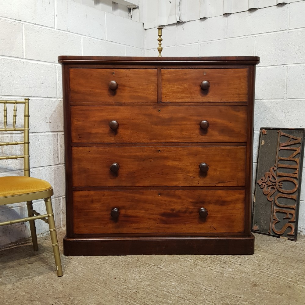 AN ANTIQUE VICTORIAN MAHOGANY FOUR HEIGHT CHEST OF DRAWERS C1880