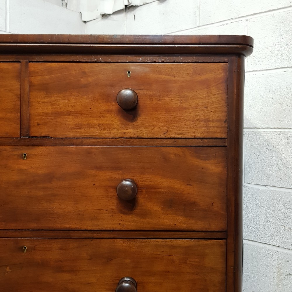 AN ANTIQUE VICTORIAN MAHOGANY FOUR HEIGHT CHEST OF DRAWERS C1880 View III