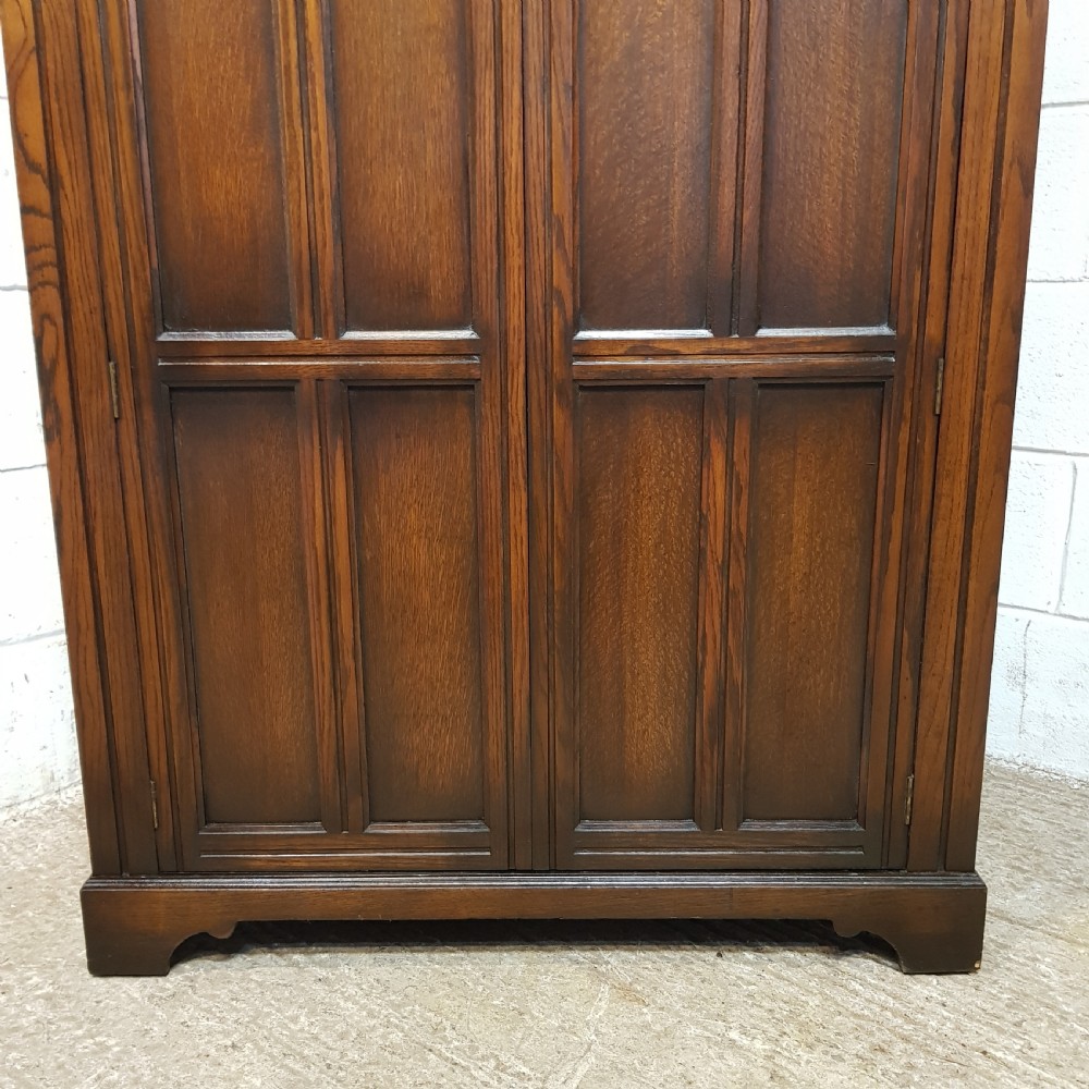 AN ANTIQUE SMALL OAK FITTED WARDROBE C1920 View II