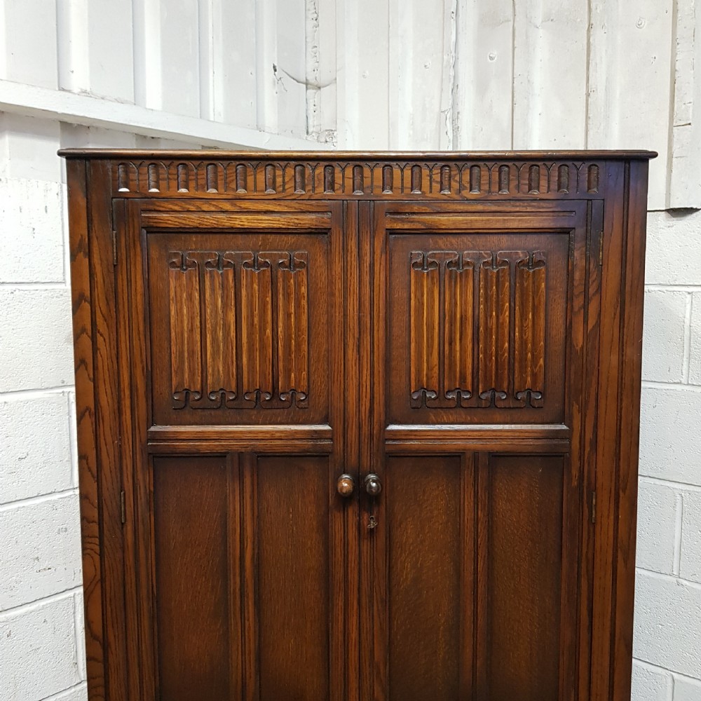 AN ANTIQUE SMALL OAK FITTED WARDROBE C1920 View IV